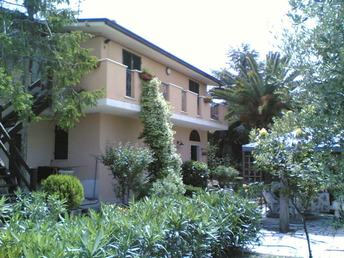 Bed&Breakfast Giardino Agritourist Controguerra Bagian luar foto